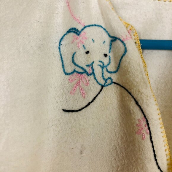 Vtg Baby Flannel Open Jacket Hand Embroidered Elephants Crocheted Edge Yellow - Picture 4 of 9